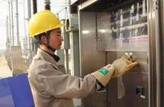 工人正在檢查設備