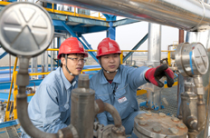 中石化石家莊煉化工作人員現場操作