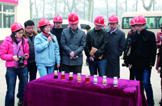 媒體記者與社會監督員在生物柴油生產一線