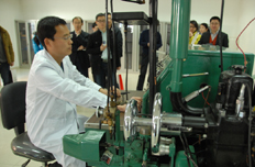 記者觀看工作人員操作柴油檢測設備