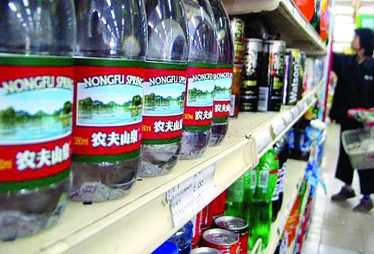 觀察一:被指生產標準不如自來水 違規還是鉆空子?