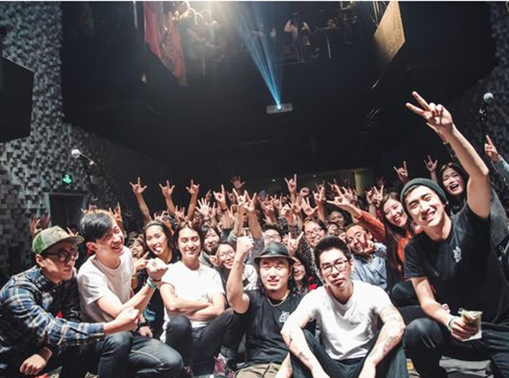 WHO&rsquo;S LISTENING？