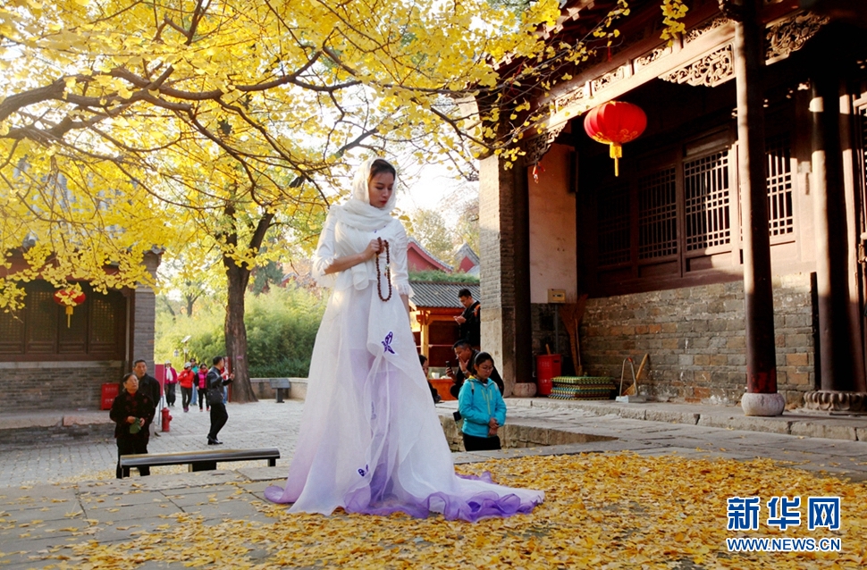 《深山古剎訪秋》