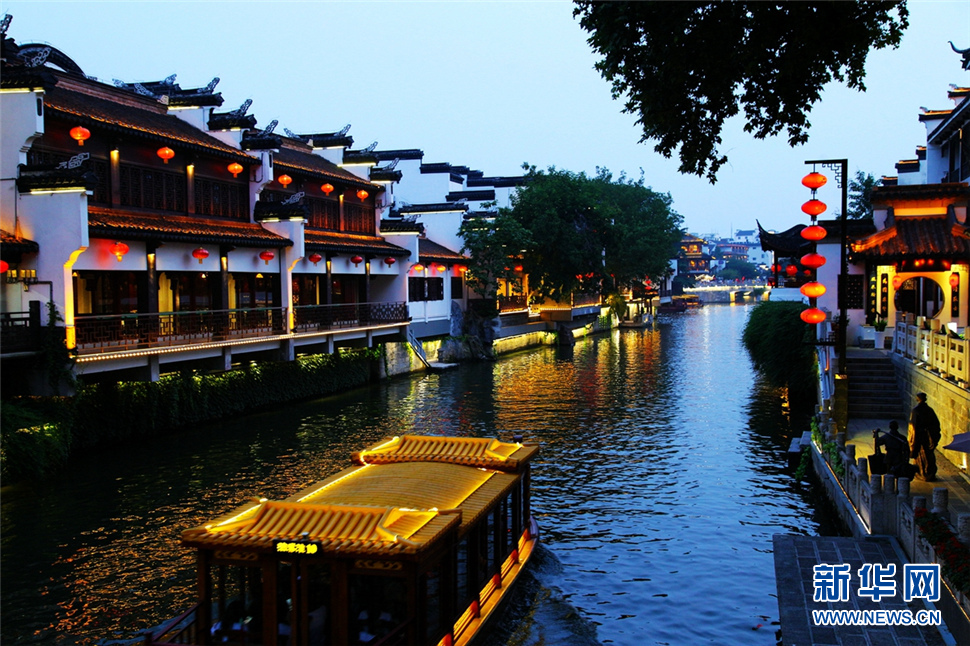 夜色秦淮河，璀璨醉人心