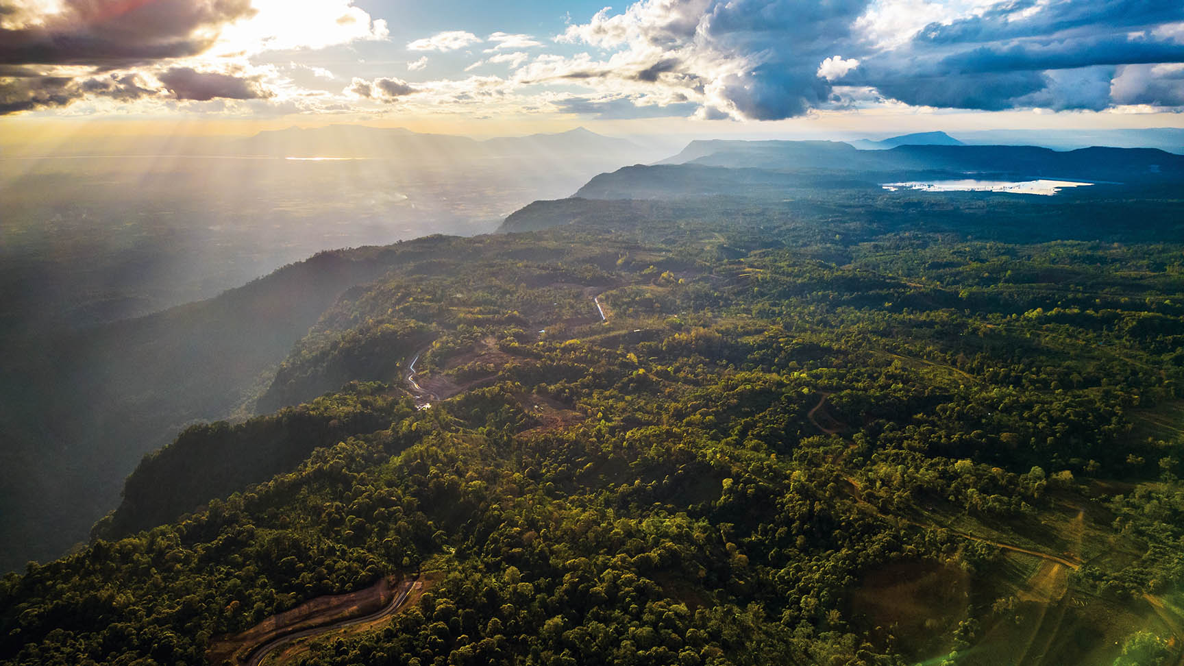 2025年12月17日在老挝占巴塞省拍摄的波罗芬高原（无人机照片） 新华社发（凯乔摄）