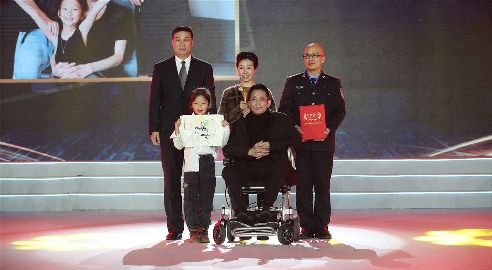 頒獎嘉賓為第三位年度感動人物張海林、朱丹丹夫婦頒獎