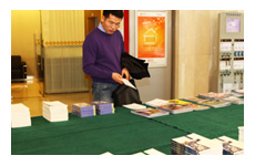 新聞中心的資料領(lǐng)取處