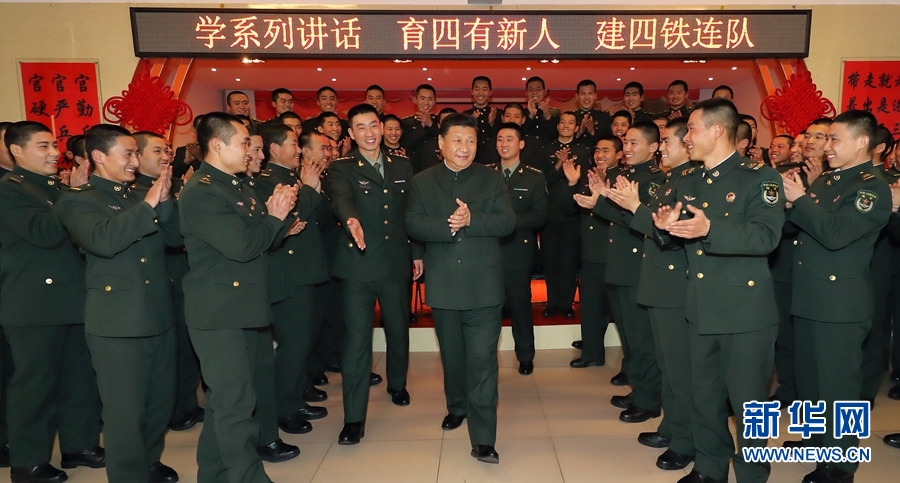 1月23日，習近平專程來到陸軍第65集團軍，深入基層連隊，看望慰問官兵，代表黨中央和中央軍委，向全軍指戰員、武警部隊官兵、民兵預備役人員致以誠摯問候和新春祝福。這是習近平在該集團軍&ldquo;大功三連&rdquo;同官兵在一起。新華社記者李剛攝