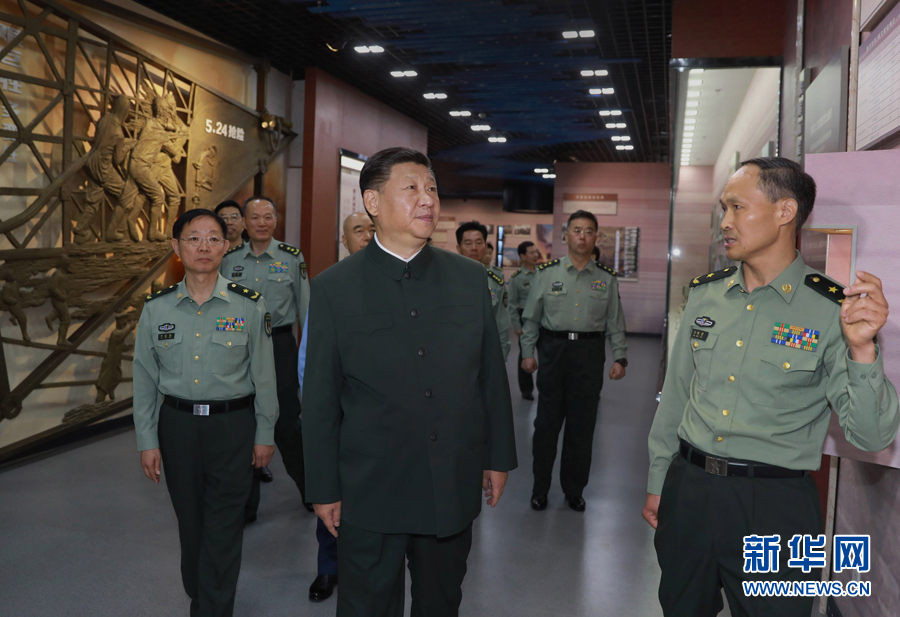6月22日，正在山西省考察工作的中共中央總書記、國家主席、中央軍委主席習近平來到駐晉部隊某基地視察調研，代表黨中央和中央軍委，向基地組建50周年致以熱烈的祝賀，向老一輩創(chuàng)業(yè)者、廣大基地官兵致以崇高的敬意和誠摯的問候。這是習近平視察基地軍史館。新華社記者 李剛 攝