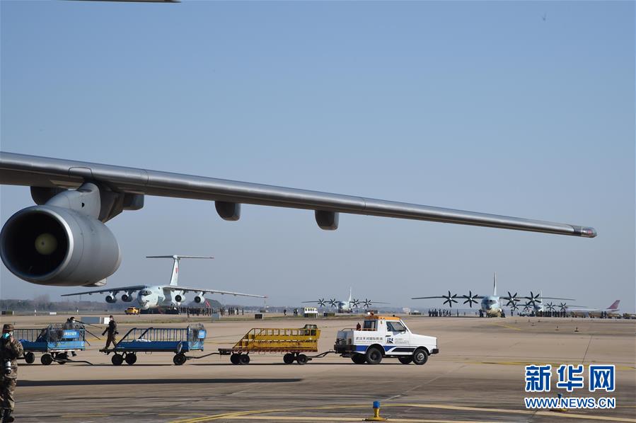 （聚焦疫情防控&middot;圖文互動(dòng)）（4）空軍第四次向武漢大規(guī)?？者\(yùn)醫(yī)療隊(duì)員和物資