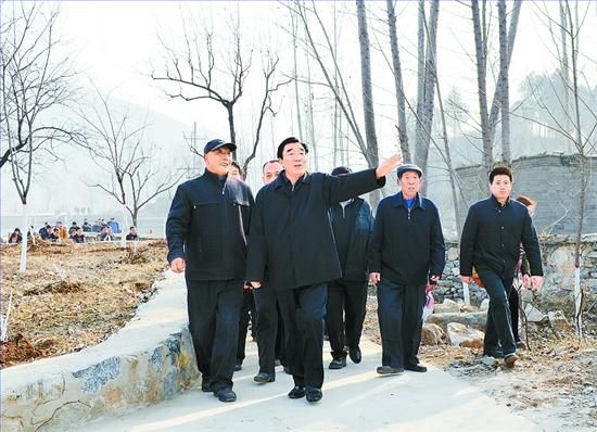 11月27日，省委書記、省人大常委會主任張慶黎到加強基層建設(shè)年活動聯(lián)系點淶水縣悟空寺村看望慰問村民，向當(dāng)?shù)馗刹咳罕娦v黨的十八大精神。這是張慶黎在悟空寺村詳細(xì)了解村容村貌的建設(shè)情況。郭昭 攝