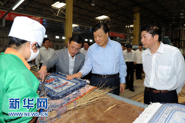 這是7月18日，劉云山在青海藏羊地毯集團有限公司調(diào)研。新華社記者 饒愛民 攝