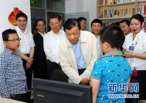 7月17日至19日，中共中央政治局常委、中央書記處書記劉云山在青海調(diào)研。這是7月18日，劉云山在西寧市南山西社區(qū)調(diào)研。 新華社記者饒愛民 攝