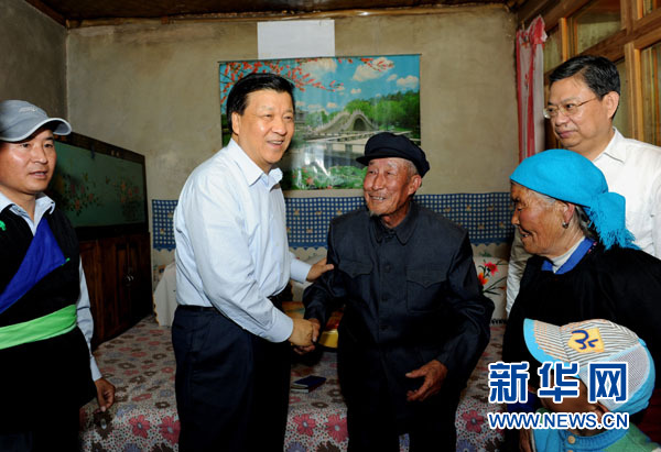 7月17日至19日，中共中央政治局常委、中央書記處書記劉云山在青海調(diào)研。這是7月17日，劉云山在海東市互助土族自治縣東山鄉(xiāng)白牙合村看望老黨員。新華社記者 饒愛民 攝