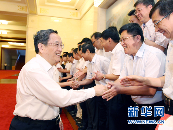 會前，俞正聲、張高麗接見援藏干部代表，向參加對口支援西藏工作的各地區各部門各單位和廣大援藏干部表示誠摯問候。新華社記者 姚大偉 攝