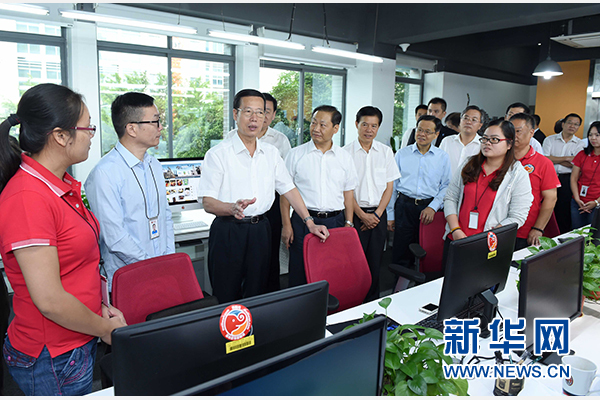 9月16日至18日，中共中央政治局常委、國(guó)務(wù)院副總理張高麗在廣西調(diào)研。這是9月17日，張高麗在南寧美麗傳說(shuō)公司調(diào)研承接產(chǎn)業(yè)轉(zhuǎn)移和開(kāi)展跨境電子商務(wù)情況。 新華社記者張鐸攝 