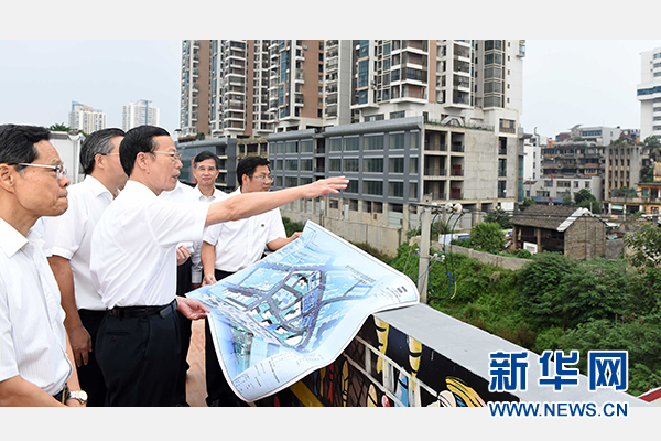 9月16日至18日，中共中央政治局常委、國(guó)務(wù)院副總理張高麗在廣西調(diào)研。這是9月16日，張高麗實(shí)地考察南寧水街棚戶區(qū)改造項(xiàng)目現(xiàn)場(chǎng)。 新華社記者張鐸攝 