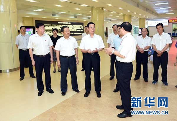 9月16日至18日，中共中央政治局常委、國(guó)務(wù)院副總理張高麗在廣西調(diào)研。這是9月17日，張高麗在南寧市公共資源交易中心對(duì)外服務(wù)大廳了解自治區(qū)簡(jiǎn)政放權(quán)有關(guān)工作。 新華社記者張鐸攝