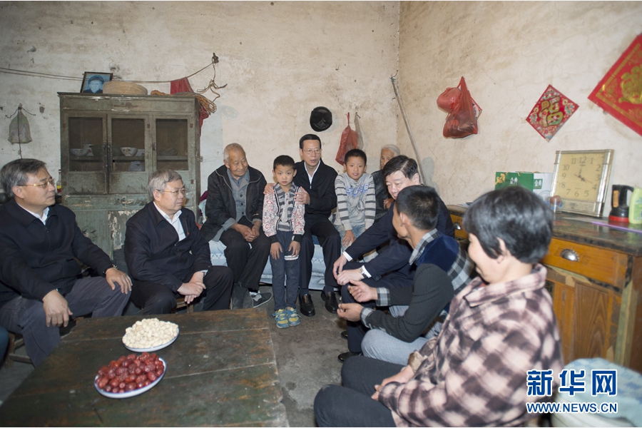 10月22日至23日，中共中央政治局常委、國務院副總理張高麗在山東調研扶貧工作情況。這是10月22日，張高麗在菏澤市巨野縣田莊鎮后屯村入戶看望生活困難村民。 新華社記者 王曄 攝