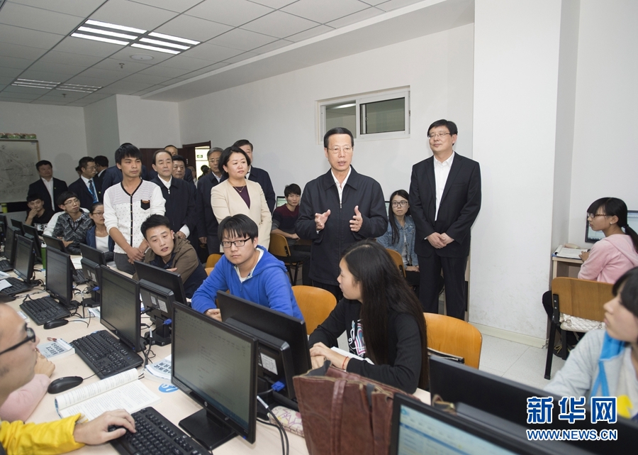 10月22日至23日，中共中央政治局常委、國務院副總理張高麗在山東調研扶貧工作情況。這是10月22日，張高麗在濟寧市惠普軟件人才實訓基地調研教育培訓脫貧有關情況。 新華社記者 王曄 攝