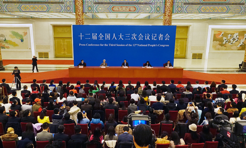 3月15日，國務院總理李克強在北京人民大會堂與中外記者見面，并回答記者提問。新華社記者 李賀 攝