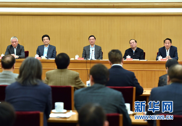 4月8日，中共中央政治局委員、中央書記處書記、中宣部部長(zhǎng)劉奇葆在北京同講好中國(guó)故事專家學(xué)者、文化交流使者研討班學(xué)員座談。 新華社記者李濤 攝