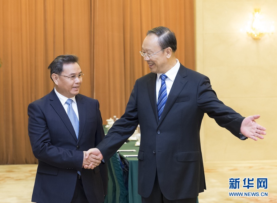 10月12日，中共中央書記處書記、全國政協(xié)副主席杜青林在北京會見來華訪問并出席&ldquo;2016中國共產黨與世界對話會&rdquo;的老撾人革黨中央政治局委員、建國陣線中央主席賽頌蓬&middot;豐威漢率領的老撾人革黨代表團。　新華社記者丁海濤攝