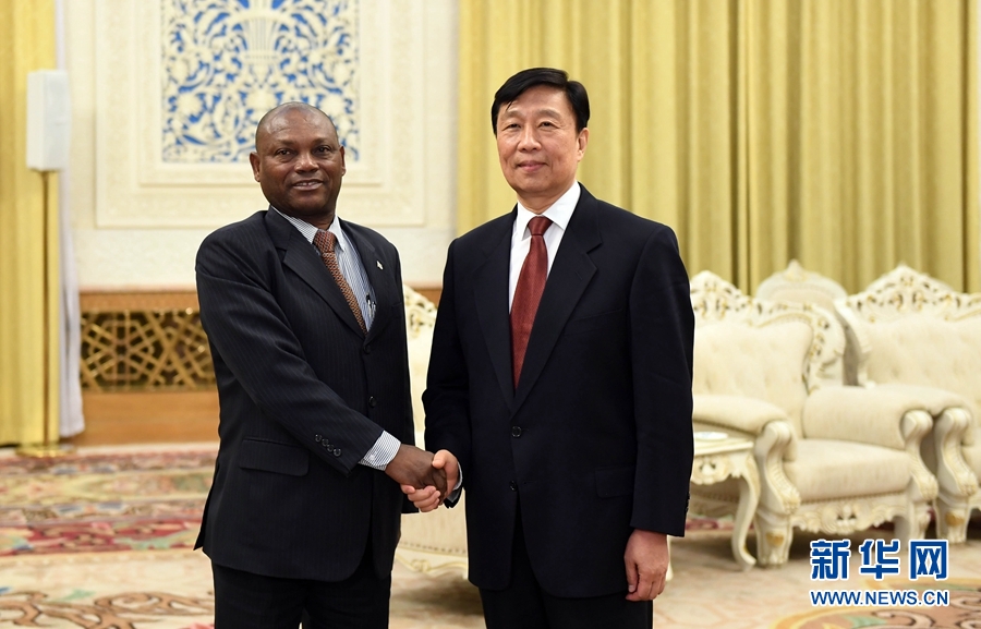 12月26日，國(guó)家副主席李源潮在北京會(huì)見圣多美和普林西比外交和海外僑民部部長(zhǎng)博特略。 新華社記者 張鐸 攝