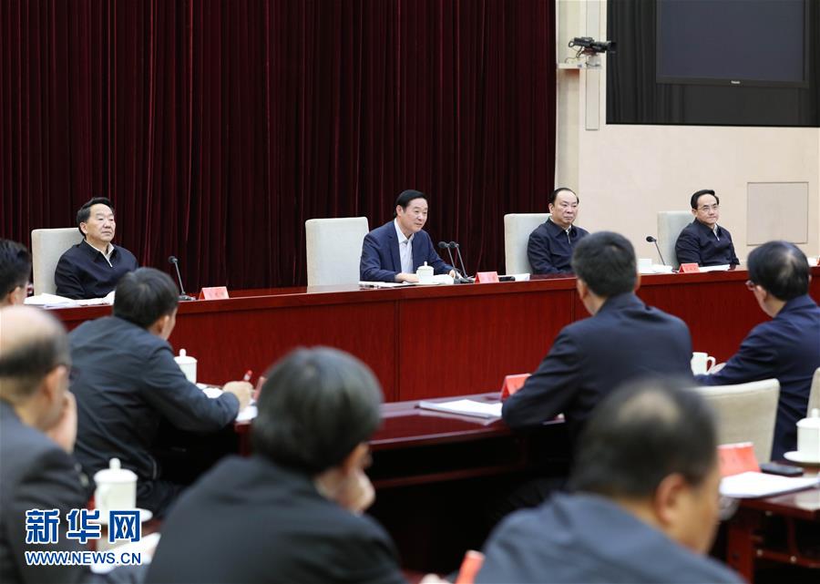  2月17日，在習(xí)近平總書(shū)記主持召開(kāi)黨的新聞?shì)浾摴ぷ髯剷?huì)并發(fā)表重要講話(huà)一周年之際，中宣部在北京召開(kāi)2017年新聞戰(zhàn)線(xiàn)&ldquo;新春走基層&rdquo;活動(dòng)座談會(huì)。中共中央政治局委員、中央書(shū)記處書(shū)記、中宣部部長(zhǎng)劉奇葆出席會(huì)議并講話(huà)。新華社記者 王曄 攝
