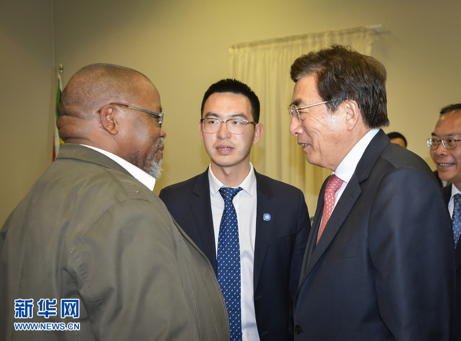 3月26日，中共中央政治局委員、北京市委書記郭金龍（前右）在南非約翰內斯堡與執政的南非非洲人國民大會總書記曼塔謝（前左）舉行工作會談。  新華社記者趙熙攝
