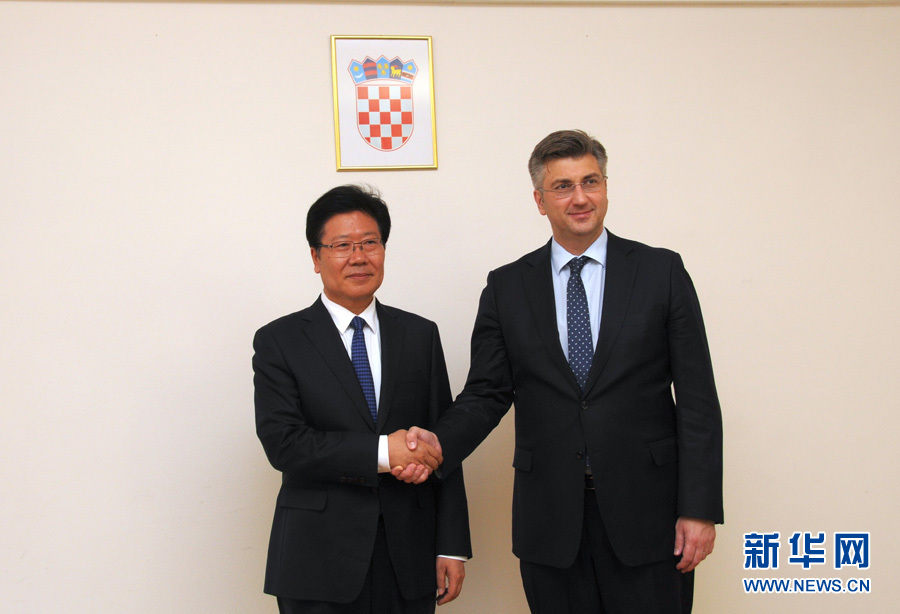 4月10日，克羅地亞民主共同體主席、政府總理普連科維奇（右）在薩格勒布會(huì)見(jiàn)中共中央政治局委員、中央黨的建設(shè)工作領(lǐng)導(dǎo)小組副組長(zhǎng)張春賢。新華社記者薛群攝