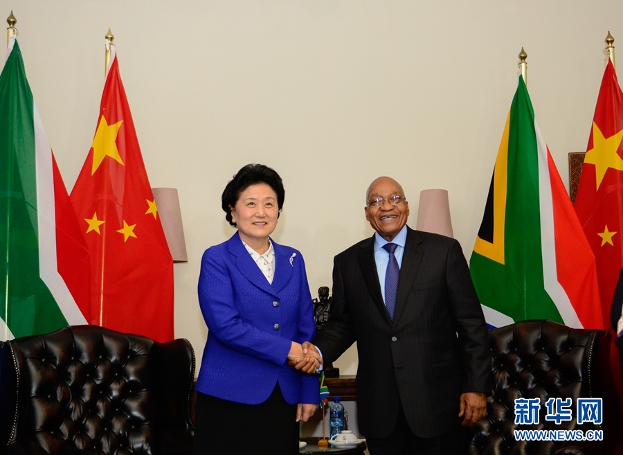 4月25日，南非總統(tǒng)祖馬（右）在比勒陀利亞總統(tǒng)官邸會(huì)見正在對南非進(jìn)行正式訪問并出席中南高級別人文交流機(jī)制首次會(huì)議的中國國務(wù)院副總理劉延?xùn)|。 新華社記者 翟健嵐 攝