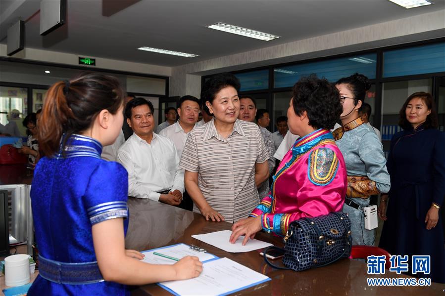 6月25日，全國民族團結進步創建經驗交流現場會在內蒙古興安盟召開，中共中央政治局委員、國務院副總理劉延東出席會議并講話。在內蒙古期間，劉延東考察內蒙古人民代表會議舊址即&ldquo;五一會址&rdquo;，深入社區看望各族干部群眾。這是劉延東在興安盟科右前旗興科社區與群眾交談。新華社記者 陳曄華 攝