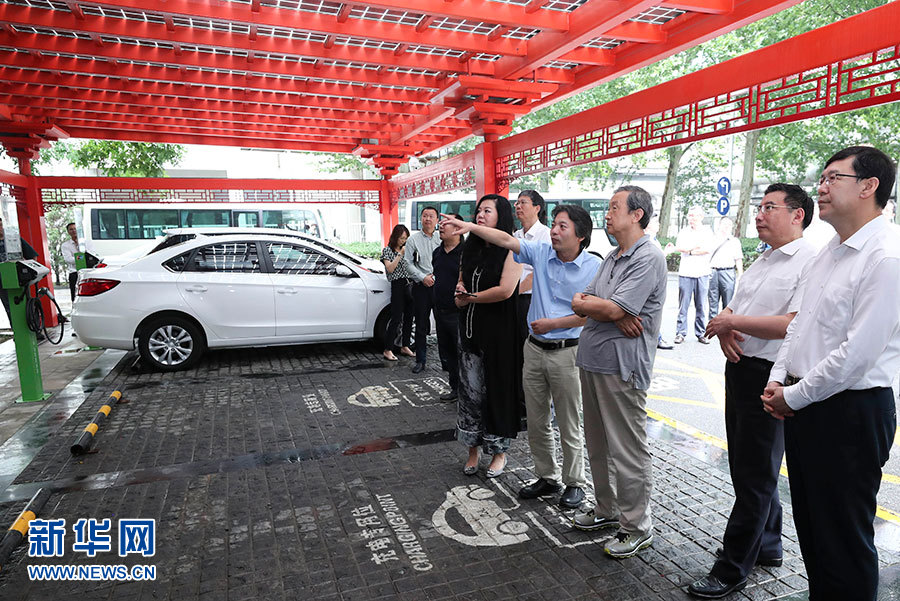 近日，中共中央政治局委員、國(guó)務(wù)院副總理馬凱在北京調(diào)研新能源汽車產(chǎn)業(yè)發(fā)展。這是7月4日，馬凱在北京深入新能源汽車充換電設(shè)施、充電服務(wù)平臺(tái)、分時(shí)租賃等單位調(diào)研。新華社記者 龐興雷 攝