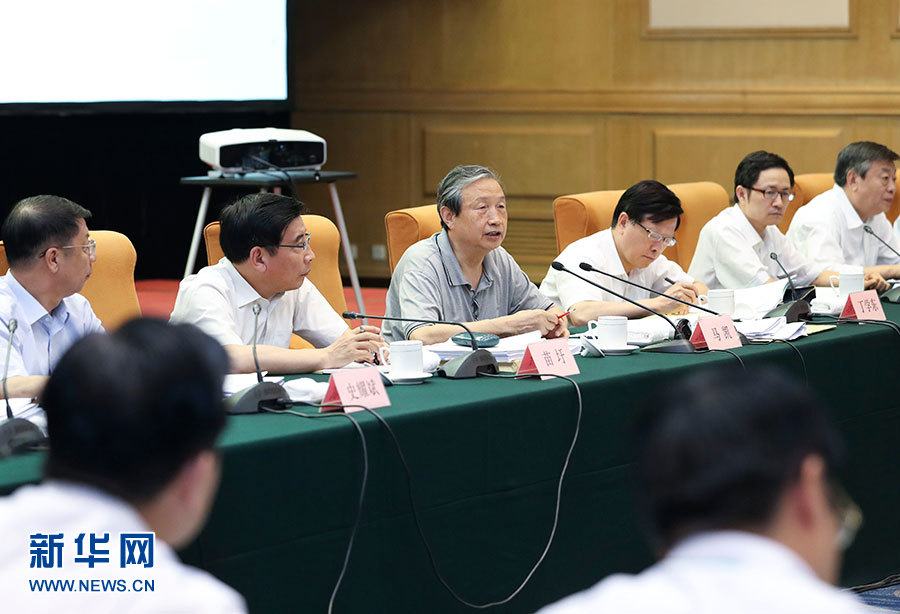 近日，中共中央政治局委員、國(guó)務(wù)院副總理馬凱在北京調(diào)研新能源汽車產(chǎn)業(yè)發(fā)展。這是7月4日，馬凱在北京深入新能源汽車充換電設(shè)施、充電服務(wù)平臺(tái)、分時(shí)租賃等單位調(diào)研，并主持召開推廣應(yīng)用座談會(huì)。新華社記者 龐興雷 攝