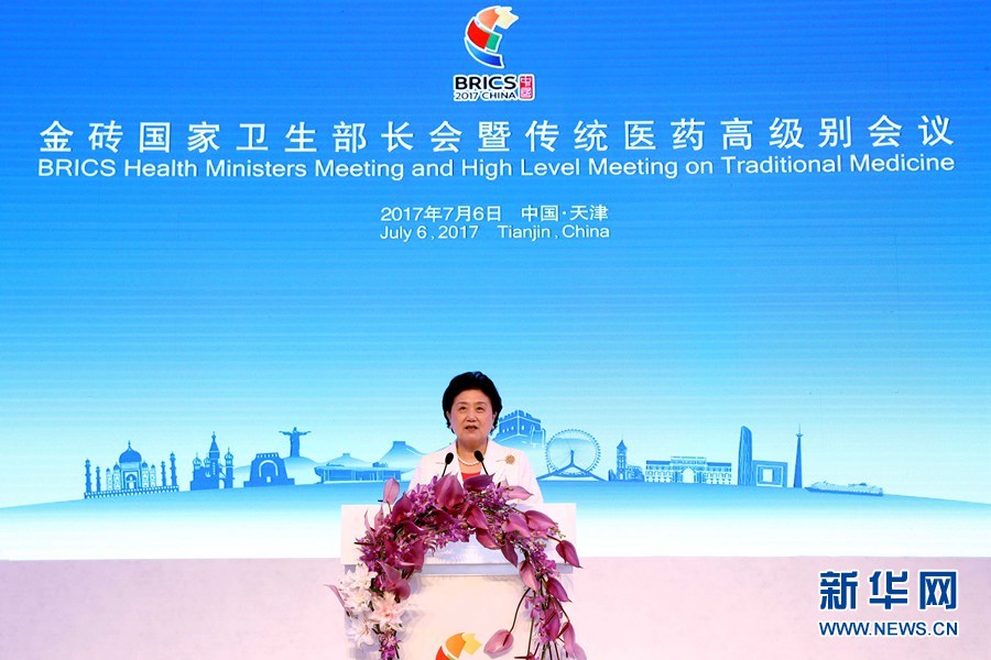 7月6日，金磚國家衛(wèi)生部長會暨傳統(tǒng)醫(yī)藥高級別會議在天津開幕。國家主席習(xí)近平發(fā)來賀信，對會議召開表示祝賀。國務(wù)院副總理劉延?xùn)|在開幕式上宣讀習(xí)近平的賀信并發(fā)表主旨演講。新華社記者 張玉薇 攝