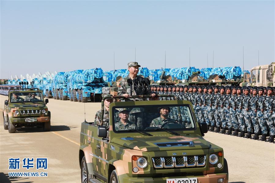 7月30日上午，慶祝中國人民解放軍建軍90周年閱兵在朱日和聯合訓練基地隆重舉行。中共中央總書記、國家主席、中央軍委主席習近平檢閱部隊并發表重要講話。這是習近平乘車檢閱部隊。新華社記者 李剛 攝