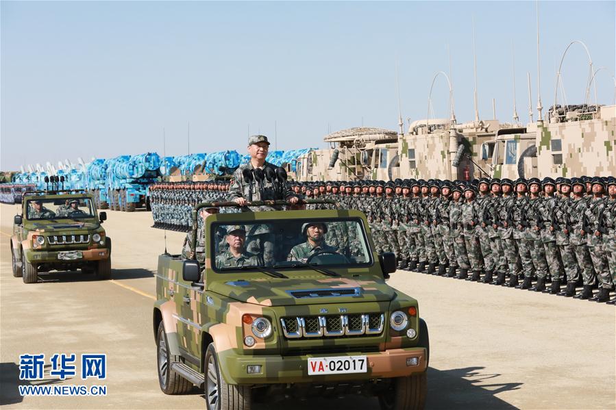 7月30日上午，慶祝中國人民解放軍建軍90周年閱兵在朱日和聯合訓練基地隆重舉行。中共中央總書記、國家主席、中央軍委主席習近平檢閱部隊并發表重要講話。這是習近平乘車檢閱部隊。新華社記者 李剛 攝