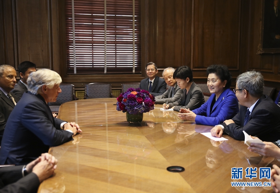 當(dāng)?shù)貢r(shí)間9月26日，國(guó)務(wù)院副總理劉延?xùn)|在紐約哥倫比亞大學(xué)出席中美大學(xué)校長(zhǎng)與智庫(kù)論壇并發(fā)表主旨演講。這是論壇開(kāi)始前，國(guó)務(wù)院副總理劉延?xùn)|（右二）會(huì)見(jiàn)哥倫比亞大學(xué)校長(zhǎng)博林格（左）。新華社記者 王迎 攝