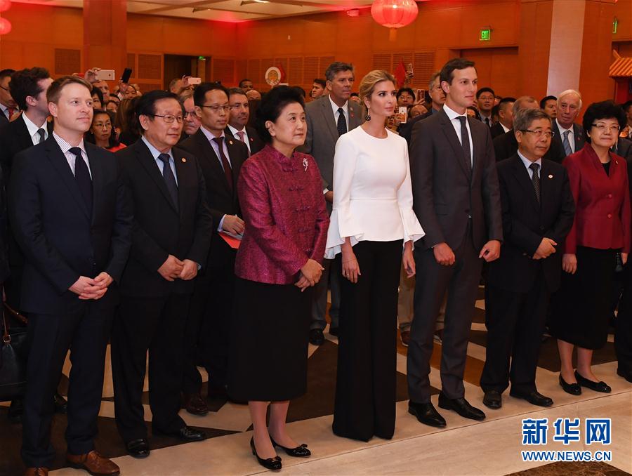 當地時間9月27日晚，正在華盛頓出席首輪中美社會和人文對話的國務院副總理劉延東出席中國駐美國使館2017年國慶招待會。新華社記者殷博古攝