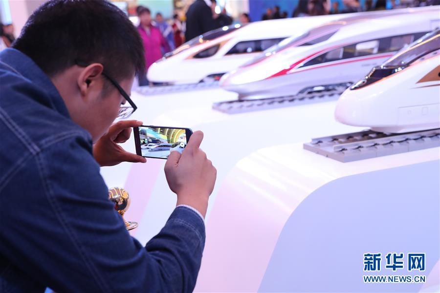 （十九大時(shí)光&middot;圖文互動(dòng)）（2）向著夢想，奮進(jìn)！&mdash;&mdash;來自&ldquo;砥礪奮進(jìn)的五年&rdquo;大型成就展現(xiàn)場的報(bào)道 