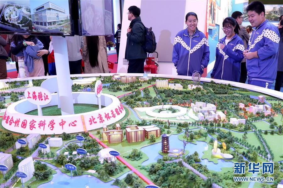 （十九大時(shí)光&middot;圖文互動(dòng)）（4）向著夢想，奮進(jìn)！&mdash;&mdash;來自&ldquo;砥礪奮進(jìn)的五年&rdquo;大型成就展現(xiàn)場的報(bào)道 