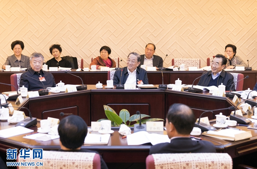 10月30日，政協(xié)第十二屆全國委員會常務委員會第二十三次會議舉行分組討論，與會人員圍繞深入學習貫徹中共十九大精神認真討論，積極建言獻策。全國政協(xié)主席俞正聲參加討論。新華社記者 丁海濤 攝