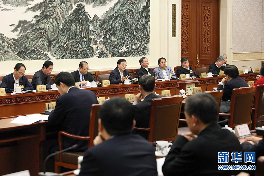 12月23日，十二屆全國人大常委會第三十一次會議舉行分組會議，審議監(jiān)察法草案二次審議稿等。張德江委員長參加審議。 新華社記者劉衛(wèi)兵攝