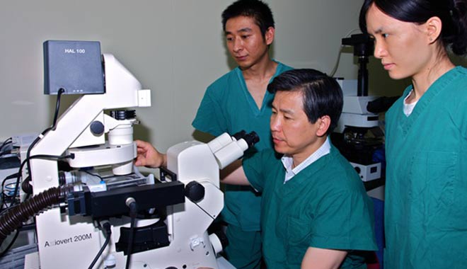 成功實施西南地區(qū)首例試管嬰兒手術(shù)。