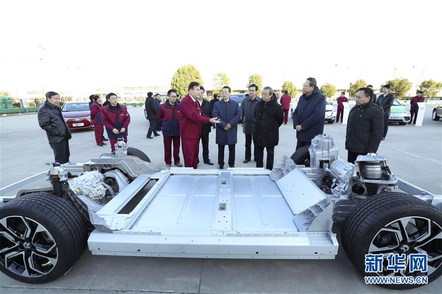 1月9日至10日，國務(wù)院副總理張高麗在安徽調(diào)研推動長江經(jīng)濟(jì)帶發(fā)展工作。這是1月9日，張高麗在江淮汽車股份有限公司了解企業(yè)生產(chǎn)經(jīng)營和參與國際產(chǎn)能合作情況。新華社記者 龐興雷 攝