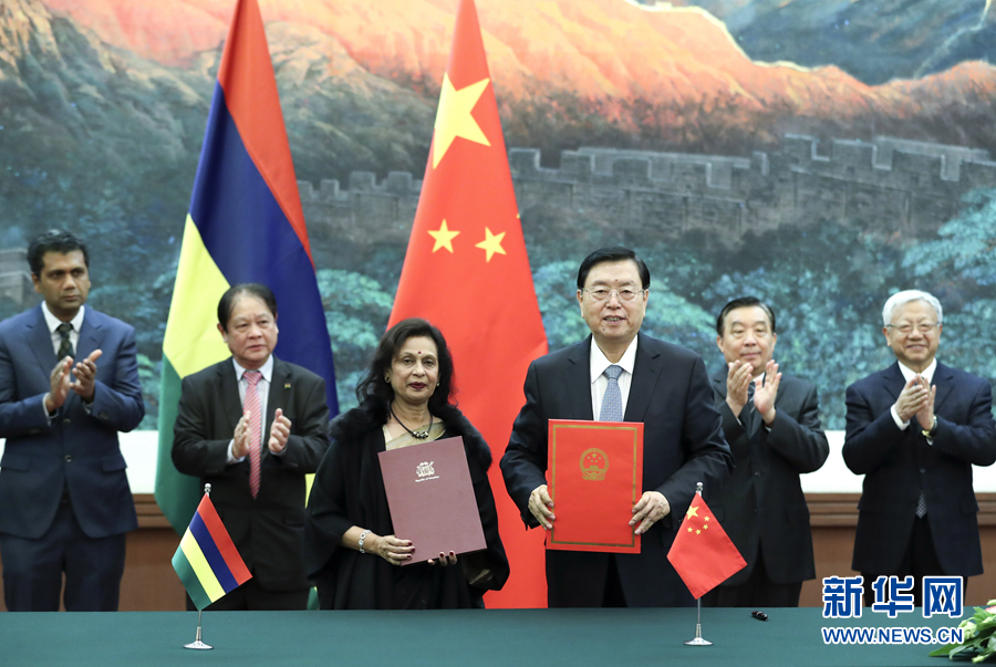 2月2日，全國人大常委會委員長張德江在北京人民大會堂與毛里求斯國民議會議長哈努曼吉舉行會談。這是雙方會談前共同出席中國全國人大與毛里求斯國民議會合作諒解備忘錄的簽字儀式。新華社記者 龐興雷 攝