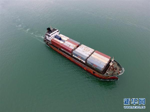 （在習(xí)近平新時(shí)代中國(guó)特色社會(huì)主義思想指引下&mdash;&mdash;新時(shí)代新氣象新作為&middot;圖文互動(dòng)）（2）大工業(yè)與白海豚&ldquo;共存共榮&rdquo;&mdash;&mdash;廣西欽州港深化改革開放構(gòu)建綠色發(fā)展高地