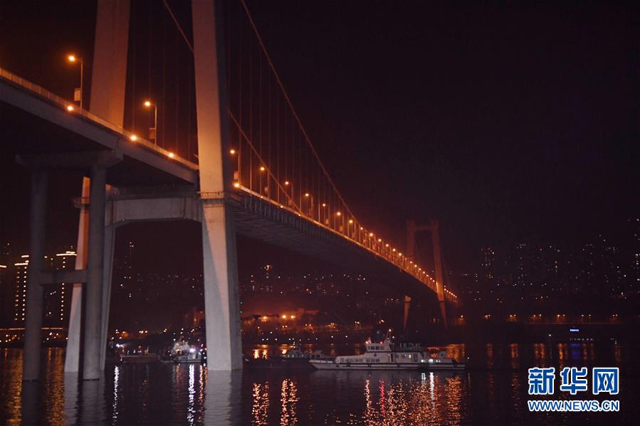 （重慶公交車墜江事故&middot;圖文互動）（4）夜幕降臨，重慶萬州公交客車墜江事故救援工作仍在進行中