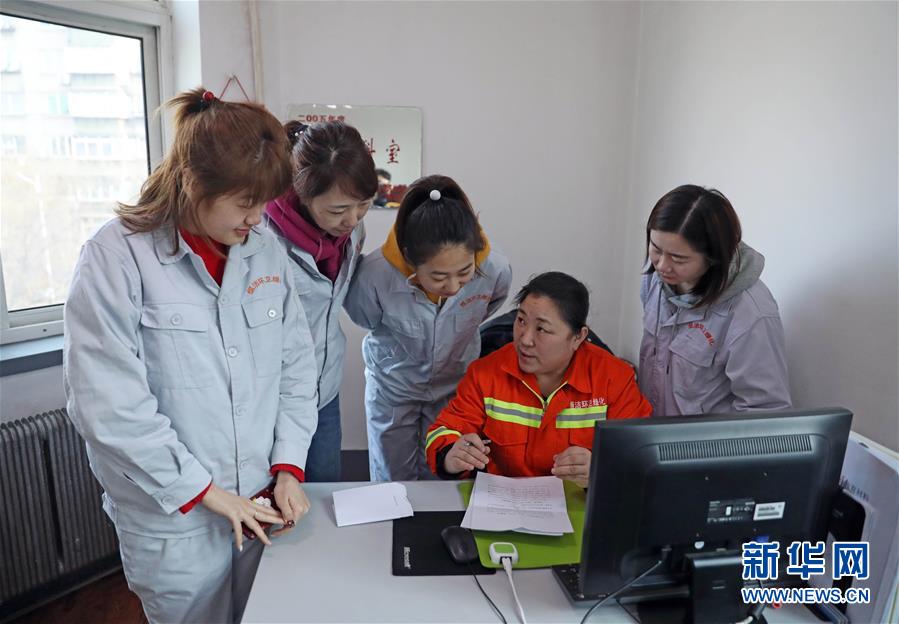 （新春走基層&middot;代表委員履職）（2）馬路牙子上當(dāng)代表&mdash;&mdash;環(huán)衛(wèi)工人莊艷的履職故事